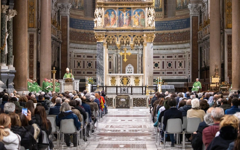 Misa por el Papa Francisco en la catedral de Roma: Todos juntos en oración como una gran familia