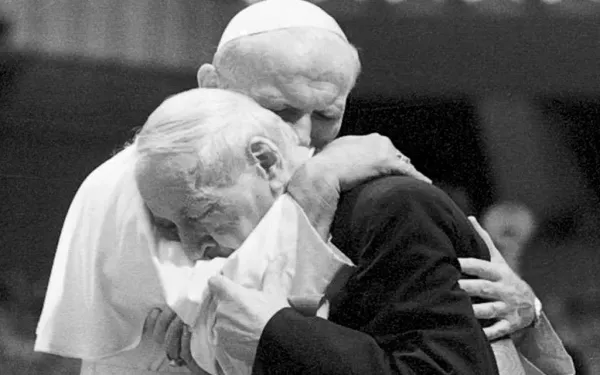 San Juan Pablo II abraza al Beato Cardenal Wyszyński en el Vaticano. Crédito: Vatican Media.