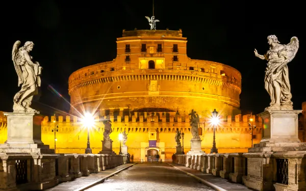 Castillo Sant'Angelo de noche. Crédito: Junpics_official - shutterstock