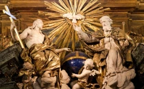 La Santísima Trinidad en el altar de San Ignacio de Loyola en la Iglesia de Gesú en Roma.