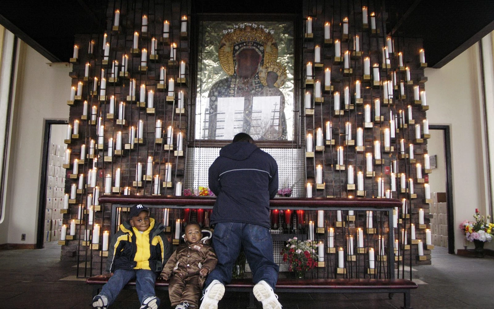 Un hombre reza en la Capilla de las Velas en el Santuario Nacional de Czestochowa en Doylestown, Pensilvania (Estados Unidos), el 2 de abril de 2005, el día en que murió el Papa Juan Pablo II.?w=200&h=150