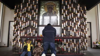 Un hombre reza en la Capilla de las Velas en el Santuario Nacional de Czestochowa en Doylestown, Pensilvania (Estados Unidos), el 2 de abril de 2005, el día en que murió el Papa Juan Pablo II.