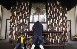 Un hombre reza en la Capilla de las Velas en el Santuario Nacional de Czestochowa en Doylestown, Pensilvania (Estados Unidos), el 2 de abril de 2005, el día en que murió el Papa Juan Pablo II. Crédito: William Thomas Cain/Getty Images.