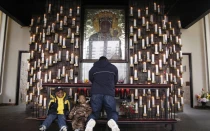 Un hombre reza en la Capilla de las Velas en el Santuario Nacional de Czestochowa en Doylestown, Pensilvania (Estados Unidos), el 2 de abril de 2005, el día en que murió el Papa Juan Pablo II.