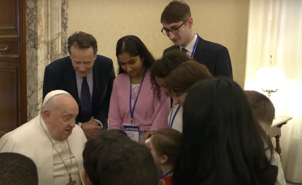 Pope Francis meets children before the international appointment. Credit: Vatican average