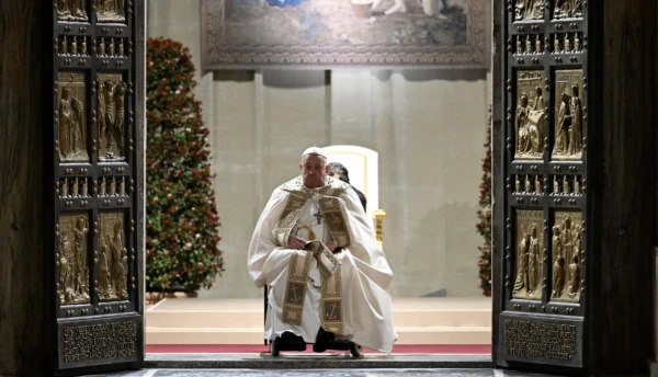 Pope Francis opens the Santa de San Pedro Gate on December 24. Credit: Vatican average