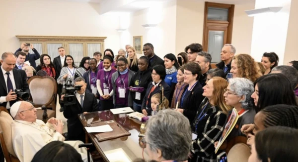 El Papa Francisco con los miembros de la red internacional Talitha Kum. Crédito: Vatican Media