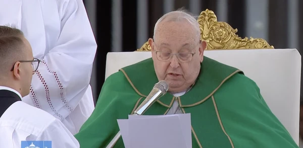 Pope Francis without the solido for the strong wind. Credit: screen capture/ Vatican Media