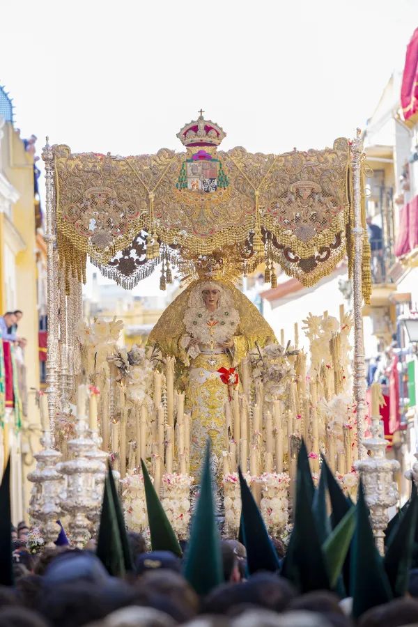 La Virgen de la Macarena en la Semana Santa de Sevilla. Crédito: Emilio Sáez/ Hermandad de la Macarena