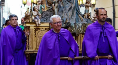 Penitentes sacan un paso procesional en la ciudad de Vitoria (España).