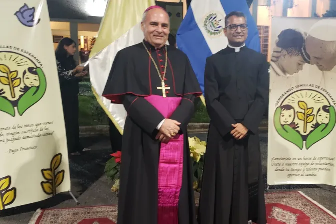 Mons. Luigi Roberto Cona en la presentación del proyecto Sembrando Semillas de Esperanza