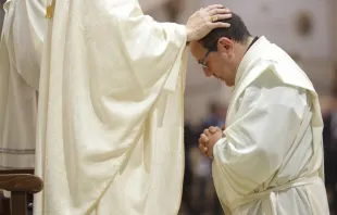 Imagen referencial de un seminarista siendo ordenado presbítero. Crédito: Archimadrid (CC BY-SA 2.0).
