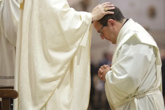 Imagen referencial de un seminarista siendo ordenado presbítero.