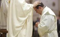 Imagen referencial de un seminarista siendo ordenado presbítero.