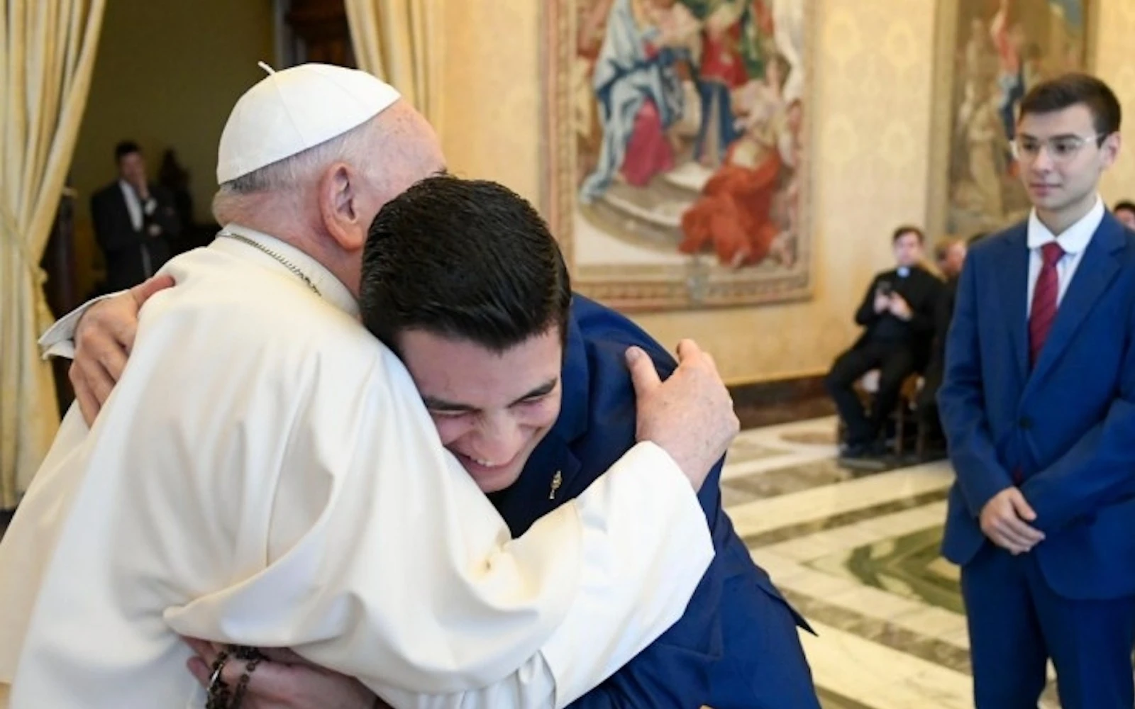 Tierno abrazo entre el Papa Francisco y uno de los seminaristas españoles?w=200&h=150