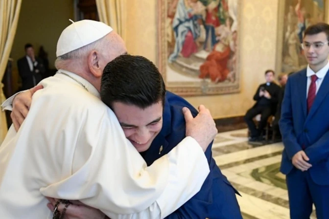 Tierno abrazo entre el Papa Francisco y uno de los seminaristas españoles