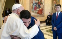 Tierno abrazo entre el Papa Francisco y uno de los seminaristas españoles