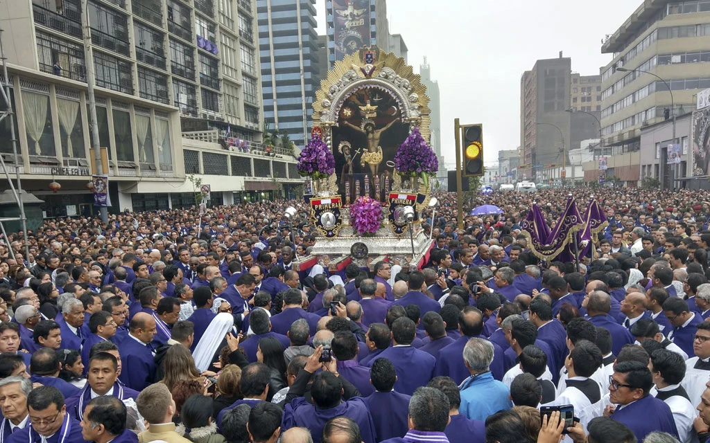 La procesión del Señor de los Milagros en el centro histórico de Lima?w=200&h=150