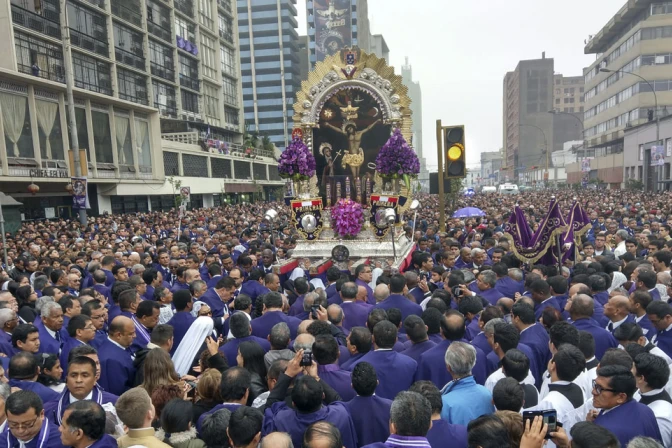 La procesión del Señor de los Milagros en el centro histórico de Lima 29102024