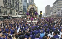 La procesión del Señor de los Milagros en el centro histórico de Lima