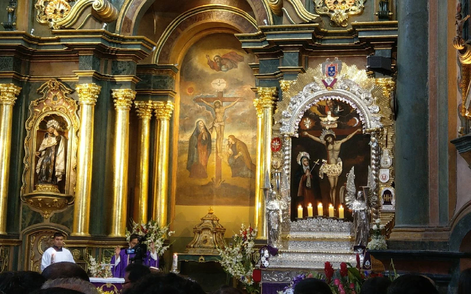 Altar e imagen original del Señor de los Milagros en iglesia de las Nazarenas, junto a réplica en andas para procesión.?w=200&h=150