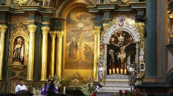 Altar e imagen original del Señor de los Milagros en iglesia de las Nazarenas, junto a réplica en andas para procesión.