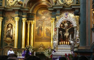 Altar e imagen original del Señor de los Milagros en iglesia de las Nazarenas, junto a réplica en andas para procesión. Crédito: David Ramos / ACI Prensa.