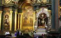 Altar e imagen original del Señor de los Milagros en iglesia de las Nazarenas, junto a réplica en andas para procesión.