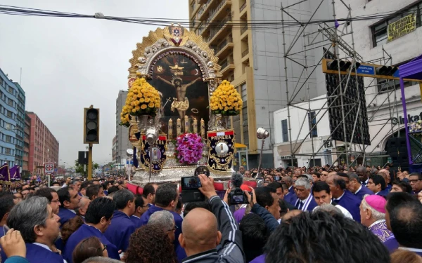 Multitudinaria procesión del Señor de los Milagros el 28 de octubre de 2017 en Lima, Perú. Crédito: David Ramos / ACI Prensa.