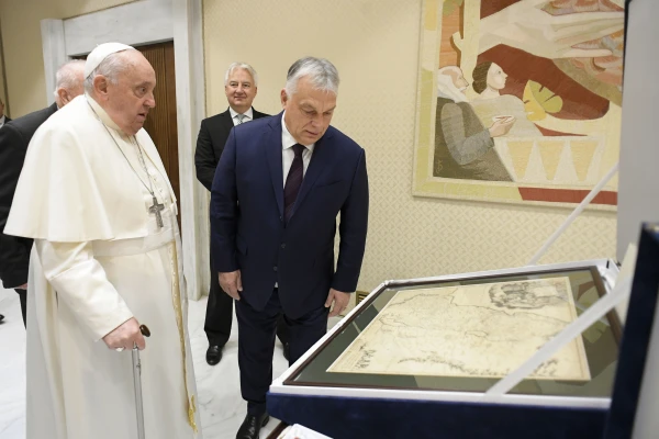 Orbán gives the Holy Father a map of the Holy Land dated 1700. Credit: Vatican Media