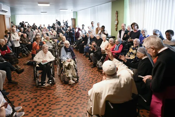 Ancianos escuchan las palabras del Sant Padre. Crédito: Vatican Media