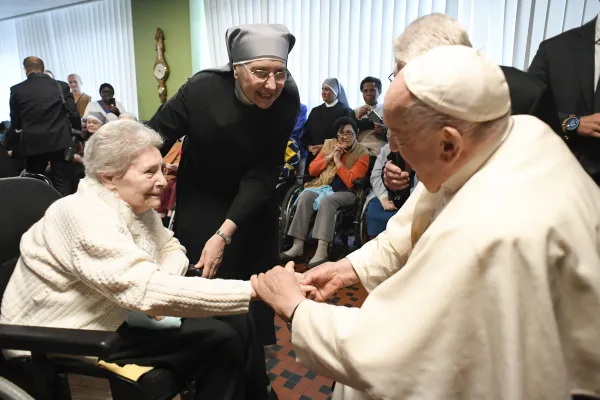 El Papa Francisco saluda a una anciana. Crédito: Vatican Media