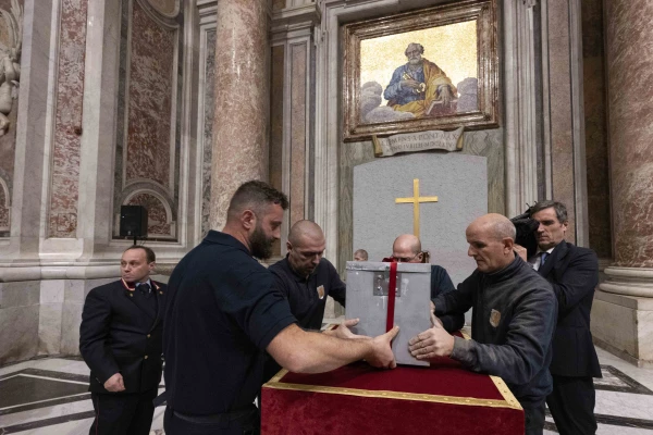 Extraen la caja metálica del interior del muro. Crédito: Vatican Media