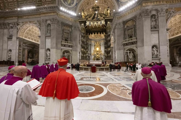 El Cardenal Gambetti guía la procesión hasta el Altar de la Confesión. Crédito: Vatican Media