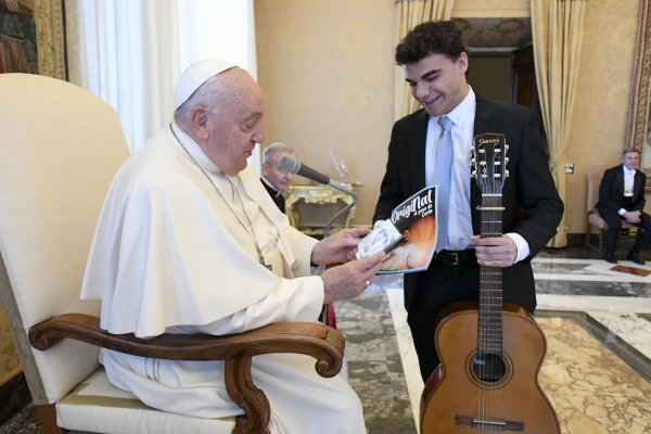 Joven presenta al Papa el cartel y disco del musical de Carlo Acutis. Crédito: Vatican Media