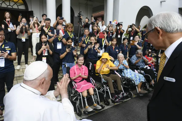 Imagen del encuentro con ancianos en su último día en Singapur. Crédito: Vatican Media