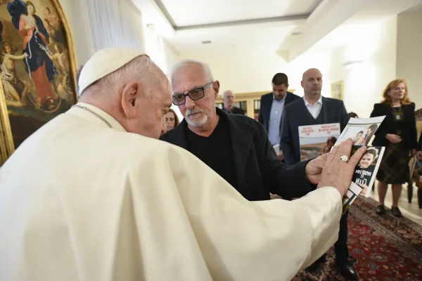 El Papa Francisco bendice la fotografías de los rehenes israelíes en manos de Hamás. Crédito: Vatican Media