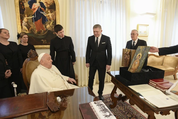 The Pope with the Prime Minister of the Slovak Republic, Robert Fico, before entering the hospital. Credit: Vatican average