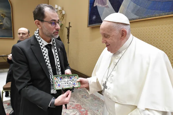 Mohammed Halalo hace entrega de un regalo al Papa Francisco. Crédito: Vatican Media