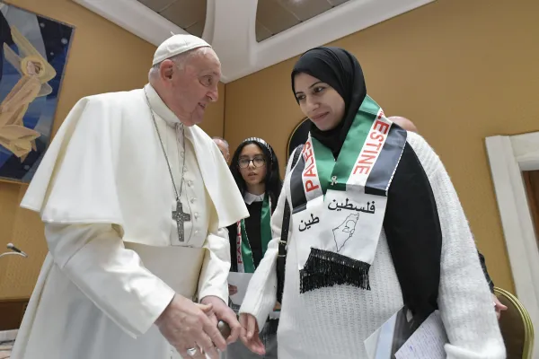 Mujer palestina embarazada que ha perdido a 11 familiares en Gaza, entre ellos 2 bebés, habla con el Papa Francisco. Crédito: Vatican Media