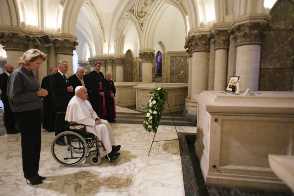 Pope Francis in front of the tomb of King Baudouin. Credit: Vatican Media