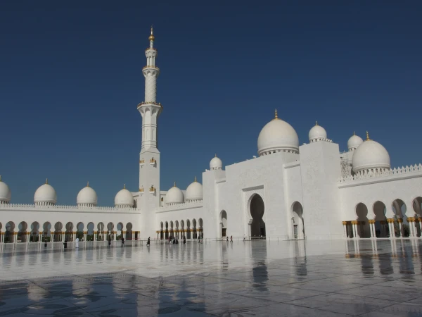 Sheikh Zayed Mosque in Abu Dhabi. Credit: Public Domain