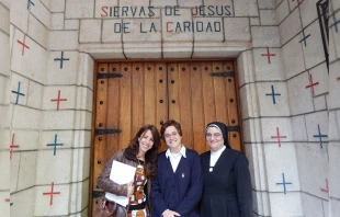 Noemu00ed Sau00ednz (izquierda), Esmeralda Domu00ednguez (centro) y Sor Blanca Alonso (derecha) en el convento de las Siervas de Jesu00fas de la Caridad de Madrid (Espau00f1a). Foto: ACI Prensa.  