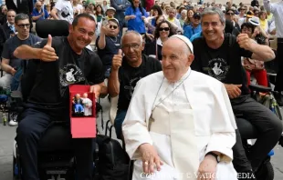 Los 3 españoles saludan al Papa Francisco tras llegar a Roma en silla de ruedas Crédito: Vatican Media