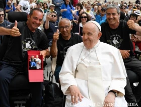 3 españoles viajan en silla de ruedas durante 14 días hasta Roma para hacer un pedido especial al Papa Francisco