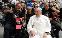 Los 3 españoles saludan al Papa Francisco tras llegar a Roma en silla de ruedas