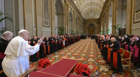 El Papa Francisco se dirige a los cardenales y altos funcionarios del Vaticano