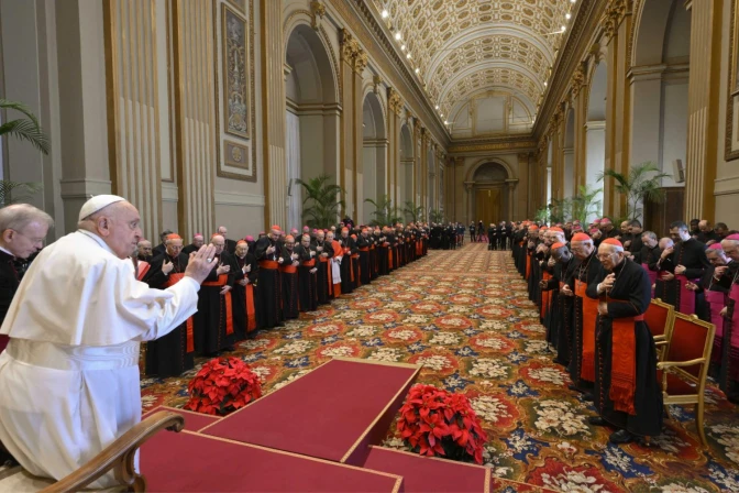 El Papa Francisco se dirige a los cardenales y altos funcionarios del Vaticano