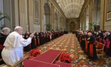 El Papa Francisco se dirige a los cardenales y altos funcionarios del Vaticano durante su discurso anual de Navidad ante la Curia Romana, el 22 de diciembre de 2024.