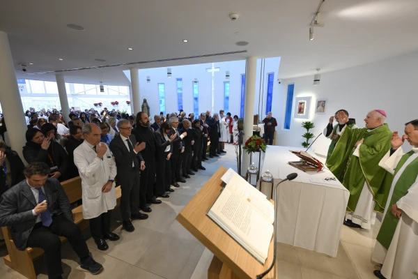 Faithful, religious and priests, participated on Monday in a Mass and Eucharistic Adoration in the hospital chapel. . Credit: Vatican average